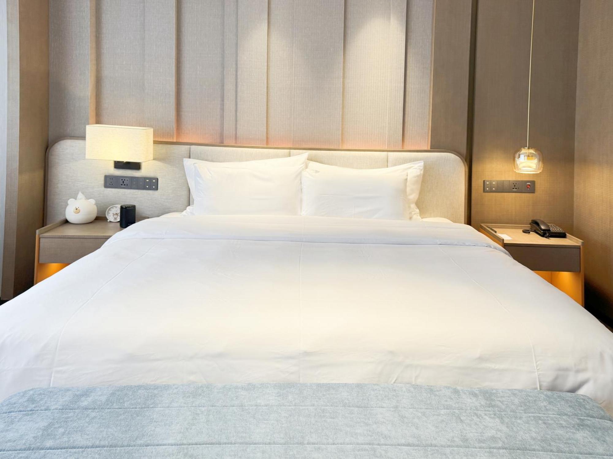 Guangzhou Baiyun Hotel Eksteriør bilde A bed